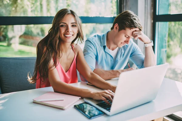 Portrett Positiv Ung Kvinne Som Smiler Til Kamera Tastaturinformasjon Moderne – stockfoto