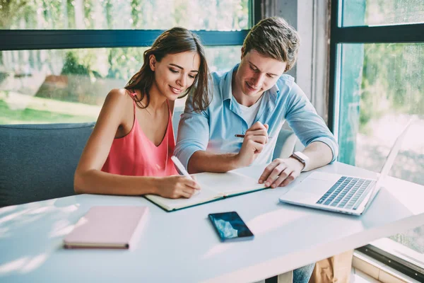 Framgångsrik Två Studenter Lagarbete Studera Uppgift Skriva Ner Gemensamma Uppsats — Stockfoto