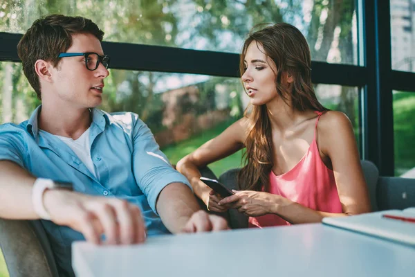 Ung Man Och Kvinna Bloggare Diskuterar Populära Internet Webbplats Smartphone — Stockfoto