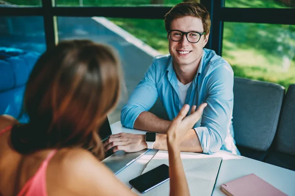 Porträtt Välmående Kaukasiska Ung Man Spendera Tid Tillsammans Med Hipster — Stockfoto