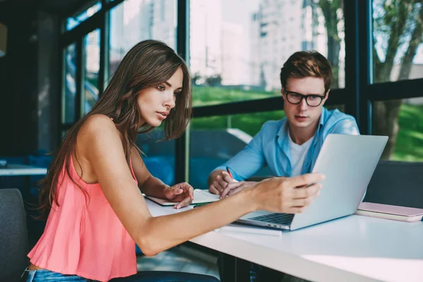 Pensiv Tânăr Femeie Vizionarea Studierea Webinar Face Note Timpul Colaborării — Fotografie, imagine de stoc