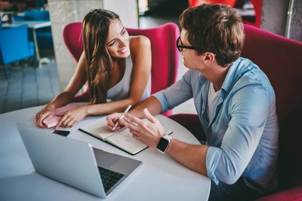 Positive Couple Love Laughing Spending Free Time Together Sitting Laptop — Stock Photo, Image