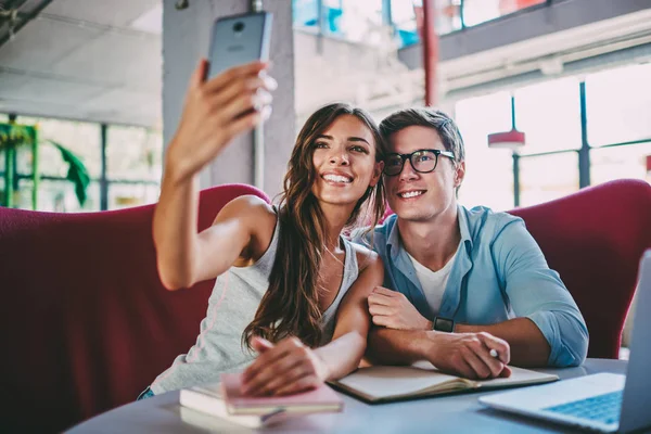 Estudantes Hipster Positivos Rindo Fazendo Selfie Smartphone Moderno Durante Preparação — Fotografia de Stock