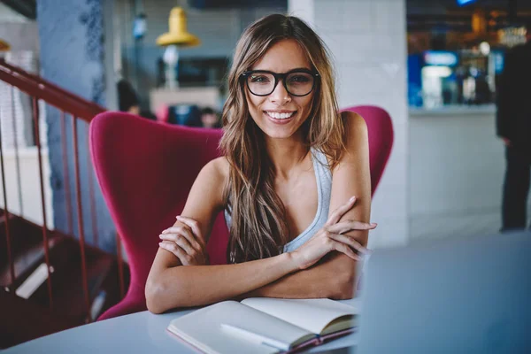 Retrato Exitosa Joven Bonita Gafas Para Proporcionar Protección Los Ojos —  Fotos de Stock