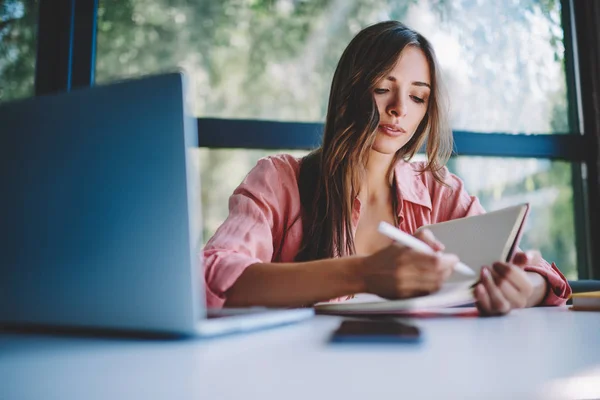 Pensive Young Businesswoman Making Notes Working Plan Notepad Sitting Laptop — Stock Photo, Image