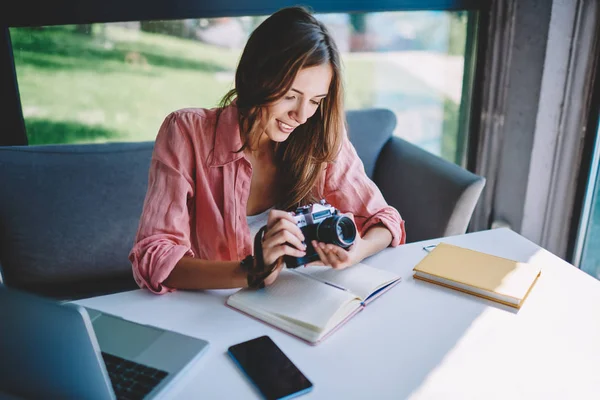 Blogger Femenina Exitosa Sosteniendo Cámara Vintage Manos Sentadas Mesa Con — Foto de Stock