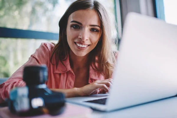 Retrato Mujer Joven Atractiva Alegre Que Trabaja Remotamente Ordenador Portátil — Foto de Stock