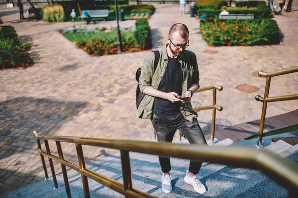 Casual Vestido Blogueiro Masculino Digitando Mensagem Sms Dispositivo Smartphone Passeando — Fotografia de Stock