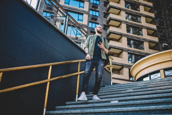 Ponderando Barbudo Jovem Olhando Para Longe Enquanto Estava Escadas Com — Fotografia de Stock