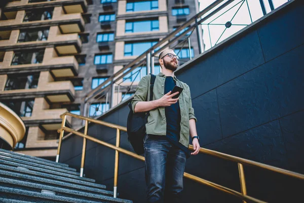 Dalmış Görünümünü Feryat Smartphone Aygıtı Elinde Tutan Uzak Şehirde Merdivenlerde — Stok fotoğraf