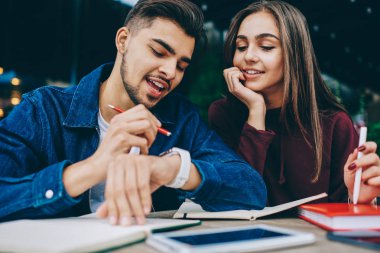 Modern gadget ve meslektaşı ile konuşurken apps ile onun kız arkadaşı yararlı uygulama giyilebilir pc vakit birlikte tarih, adam kontrol bildirim smartwatch üzerinde gösterilen neşeli hipster adam memnun