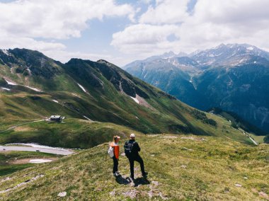 Dağın tepesinde duran ve tatiller sırasında doğanın güzelliğinin tadını çıkaran iki romantik gezgin. Sırt çantalarıyla gezen erkek ve kadın milli parklarda gezen manzaraları keşfediyor.