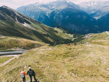 Dağın tepesinde duran ve tatiller sırasında doğanın güzelliğinin tadını çıkaran iki romantik gezgin. Sırt çantalarıyla gezen erkek ve kadın milli parklarda gezen manzaraları keşfediyor.