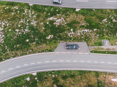 En iyi kuşbakışı Park edilmiş araba ile serpantin rotanın. Hochtor Pass döner. Dağlar yol