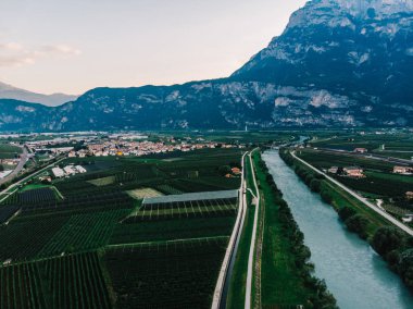 Üzüm yetiştirmek için iyi iklimi olan ideal bölge kuşbakışı, İtalya 'nın dağlık kesiminde küçük bir kasabada yer alan bir vadi. Kırsal kesimde güzel bir nehir, çevre dostu topraklar.