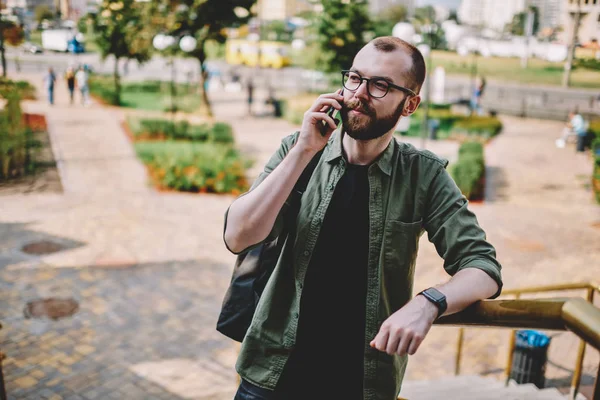 Skäggiga Hipster Turist Tittar Bort Medan Kommunicerar Smartphone Stående Urban — Stockfoto