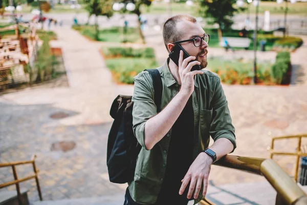 Muntre Hipsterblogger Med Ryggsekk Som Reiser Bruker Samtaleforbindelsen Til Telefonsamtaler – stockfoto