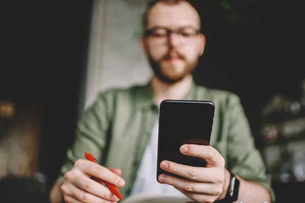 Enfoque Selectivo Mano Del Hombre Sosteniendo Teléfono Inteligente Negro Moderno — Foto de Stock