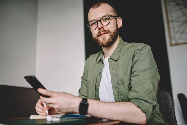 Porträtt Skäggiga Skickliga Student Gör Läxor Med Smartphone Och Internet — Stockfoto