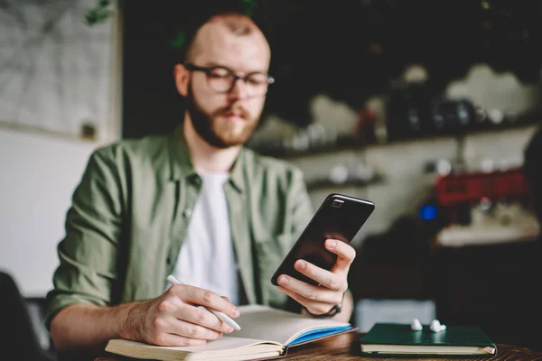 Accentul Selectiv Smartphone Modern Mâinile Unui Tânăr Barbă Care Caută — Fotografie, imagine de stoc