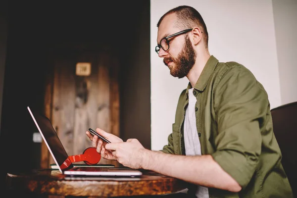 Bärtiger Hipster Blogger Der Eingehende Benachrichtigungen Auf Dem Smartphone Liest — Stockfoto