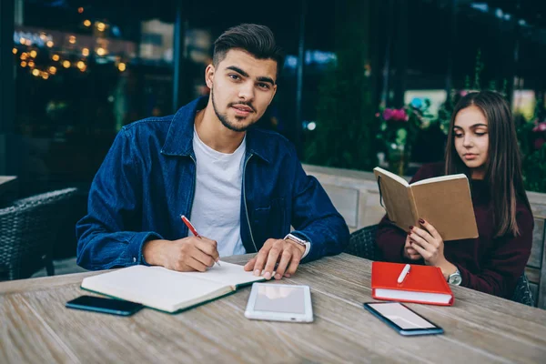 Porträt Eines Jungen Bärtigen Mannes Der Ein Notizbuch Schreibt Und — Stockfoto