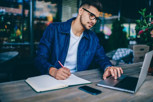 Joven Estudiante Masculino Caucásico Gafas Aprendiendo Curso Línea Través Computadora —  Fotos de Stock