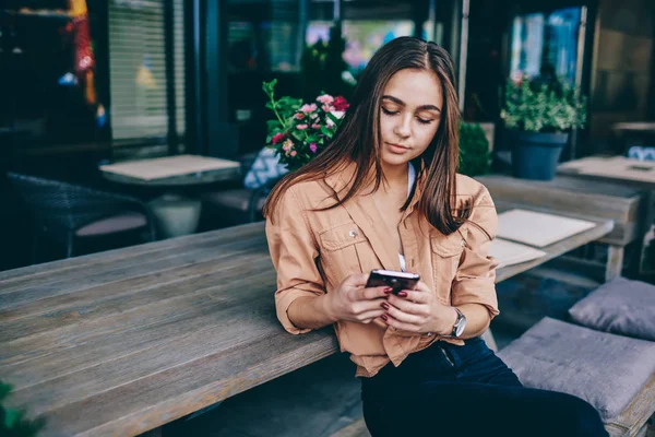 Młoda Kobieta Kaukaski Gawędząc Przyjaciółmi Online Spędzać Czas Kawiarni Terrace — Zdjęcie stockowe