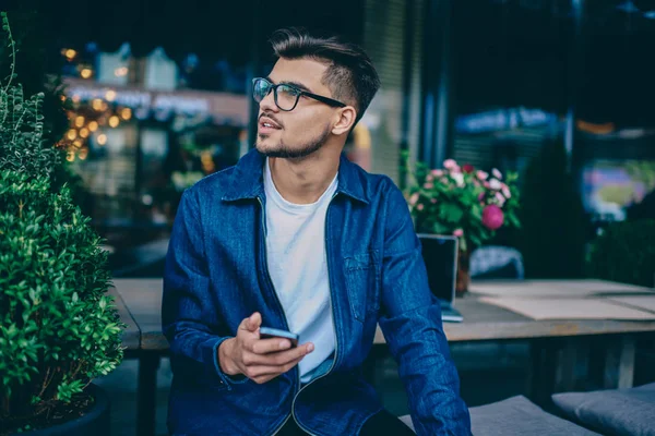 Dreamy Hipster Guy Thinking Idea Article Blog Using Mobile Phone — Stock Photo, Image