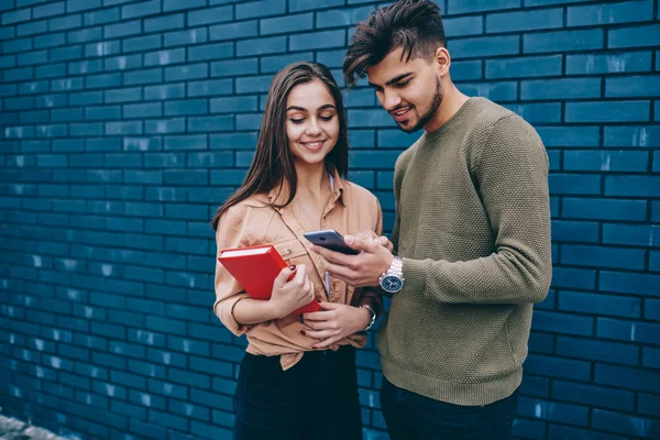 Lächelnde Männliche Und Weibliche Hipster Gespräch Über Eine Neue Moderne — Stockfoto