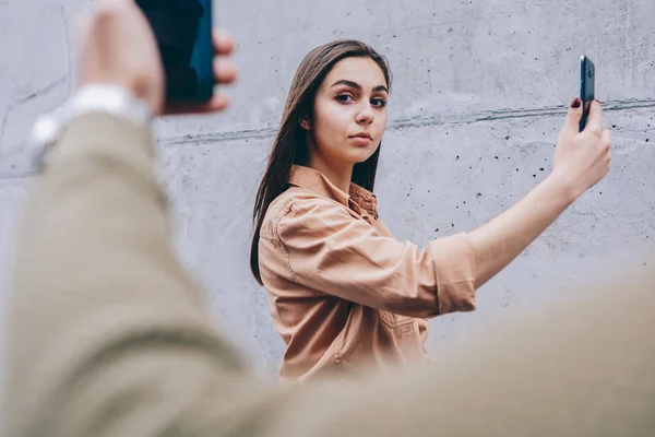 Bijgesneden Afbeelding Van Serieuze Vrouw Zoek Naar Camera Tijdens Het — Stockfoto