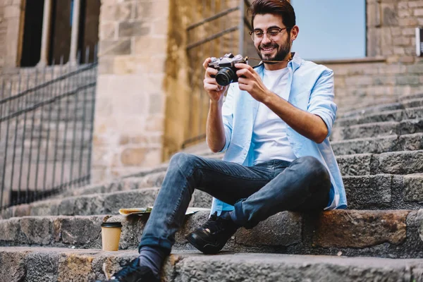 Fröhlicher Hipster Typ Brille Der Foto Auf Vintage Kamera Macht — Stockfoto