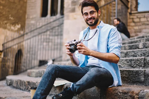 Portret Van Vrolijke Mannelijke Fotograaf Zittend Trap Met Vintage Camera — Stockfoto