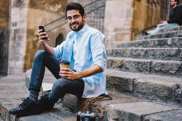 Portrait Smiling Hipster Guy Spectacles Sitting Coffee Street Using High — Stok Foto