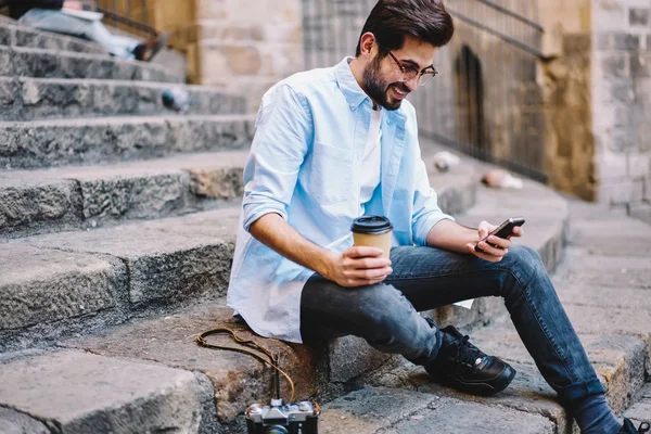 Chico Hipster Alegre Satisfecho Con Conexión Navegación Vídeo Calle Sentado —  Fotos de Stock