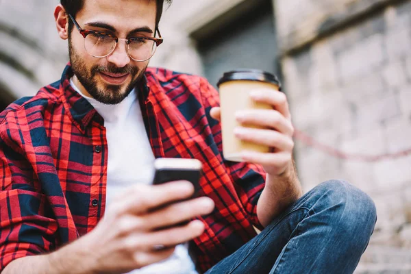 Imagen Recortada Blogger Barbudo Leyendo Nuevos Mensajes Redes Sociales Celulares — Foto de Stock