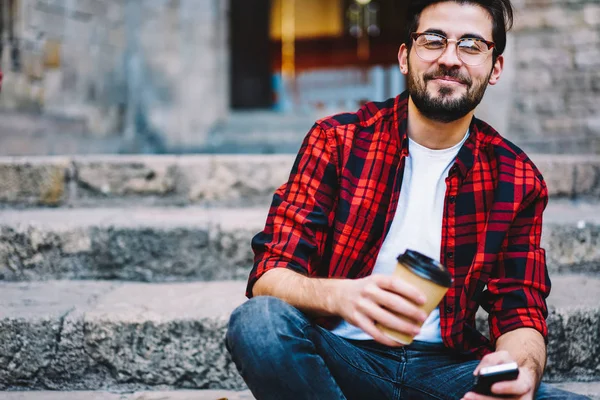 Felice Ragazzo Hipster Occhiali Abbigliamento Casual Ridere Sul Messaggio Divertente — Foto Stock