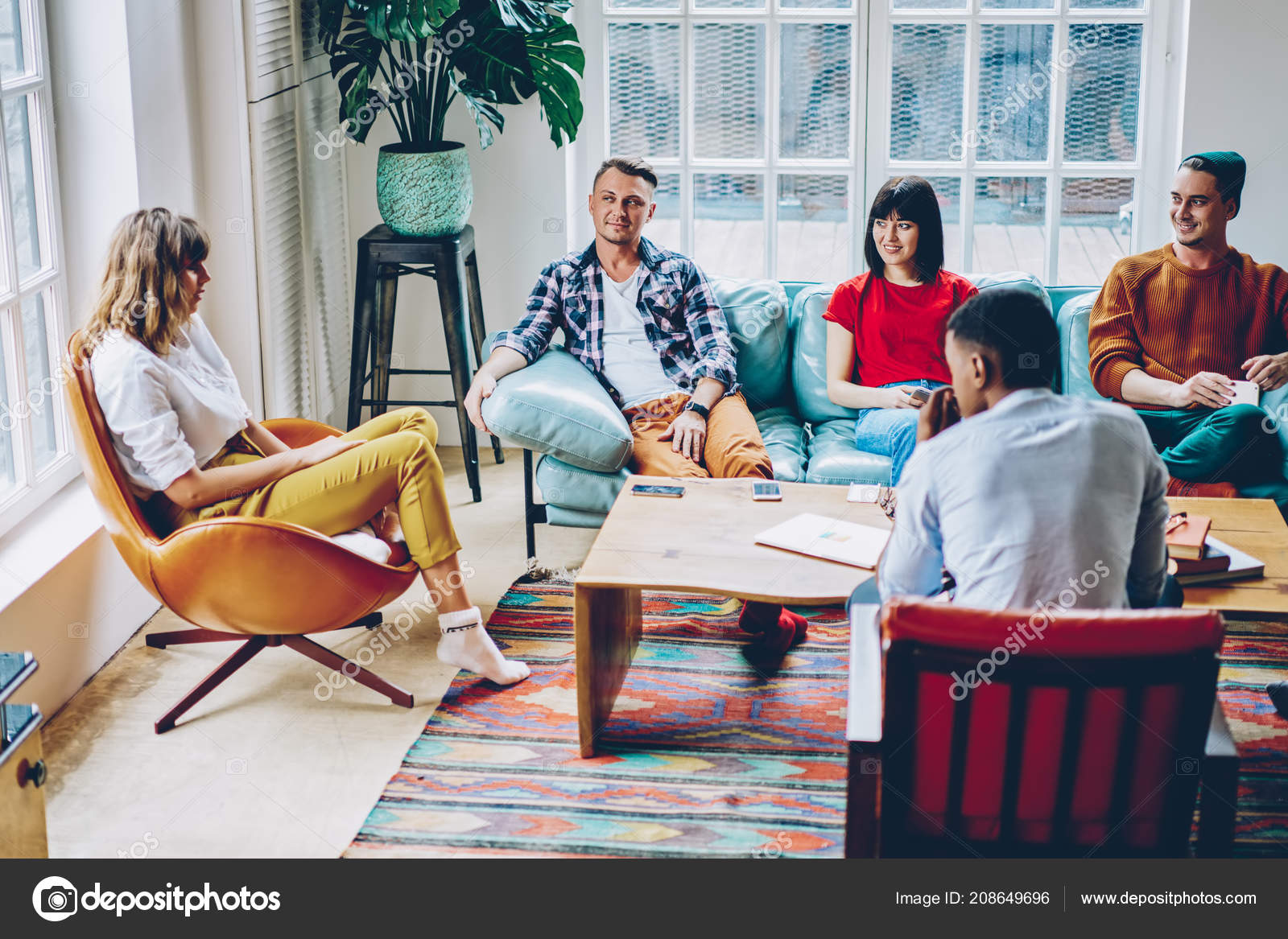 Positive Multikulturelle Junge Leute Lassiger Kleidung Verbringen Ihre Freizeit Zusammen Stockfotografie Lizenzfreie Fotos C Gaudilab 208649696 Depositphotos