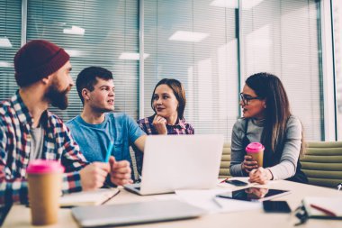 Yaratıcı gençlerin grup başlangıç projesi geliştirme ofiste toplantı sırasında işbirliği rahat kıyafet giymiş. Beyin fırtınası sırasında işbirliği yaratıcı tasarımcılar ekibi
