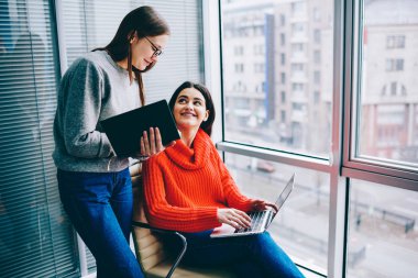 Hipster öğrenci başarılı genç iş kadını ile hangi çalışma modern dizüstü bilgisayarda Office danışmanlık. Sekreter kadın patron netbook üzerinde e-posta kontrol ederken Not defterinizdeki notlar yapma