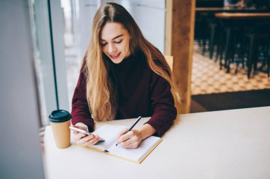 Cep telefonu internet tarama ve kapalı, bilgi aramak neşeli hippi kız başarılı kadın yazar makale ise smartphone holding ve arkadaş çağrı için bekleyen oluşturma