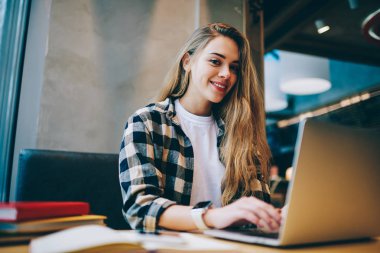 Alanı, wifi için webinar için netbook üzerinde bekleyen kadın blogger bağlı mutlu coworking otururken vaktinizi dizüstü bilgisayar ve mesafe iş ile neşeli kadın programcı portresi