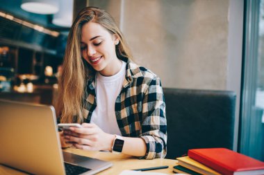 Dizüstü bilgisayar ve kapalı, bluetooth kullanarak smartphone cep telefonu tatilinde iş netbook haber okuma mutlu başarılı kadın yazarı üzerinden bilgi paylaşımı neşeli kadın serbest meslek