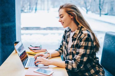Üniversitesi kafeterya, pozitif kız öğrencinin eğitim ve netbook kullanarak ve Internet tarama ara zevk wifi mutlu hippi kız izlerken komik komedi show dizüstü bilgisayara bağlı