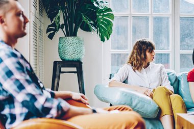 Şık casual giyinen özenli gençler rahat koltukta istirahat ve birbirleriyle konuşurken giymek. Hipster çocuklar toplantı sırasında şık iç modern düz oyun oynama