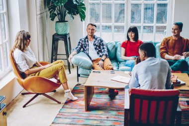 Pozitif çok kültürlü gençler birlikte şık iç modern düz oyun oynamak ücretsiz vakit casual giyim giymiş. Neşeli hipsters birbirleriyle iletişim kurmak