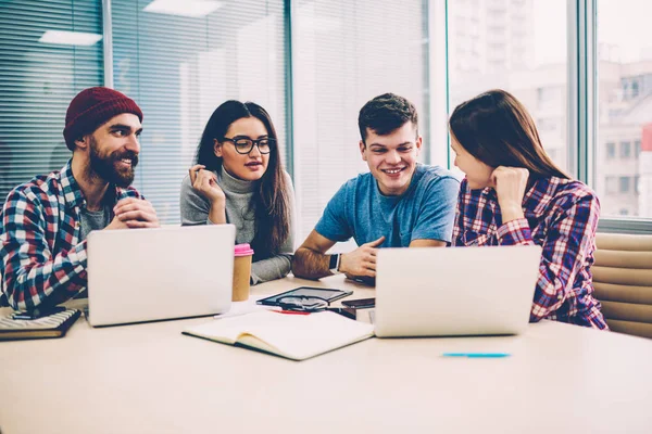 Jóvenes Exitosos Vestidos Con Ropa Casual Riendo Discutiendo Ideas Creativas — Foto de Stock