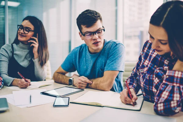 Coopération Des Jeunes Créatifs Lors Une Réunion Remue Méninges Bureau — Photo