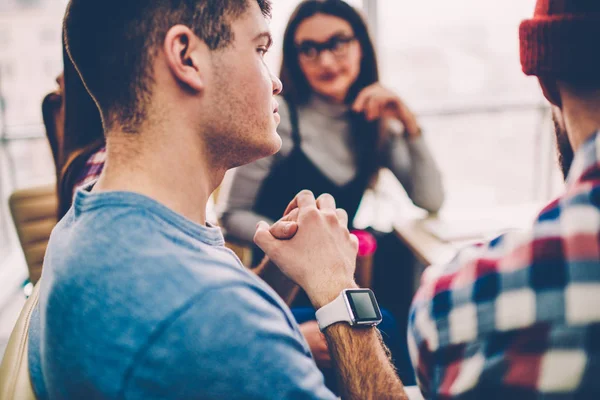 Vista Cortada Jovem Inteligente Com Smartwatch Moderno Mão Colaborando Projeto — Fotografia de Stock