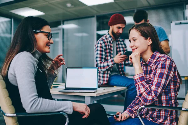 Exitosos Colegas Masculinos Femeninos Que Comunican Entre Durante Proceso Trabajo —  Fotos de Stock